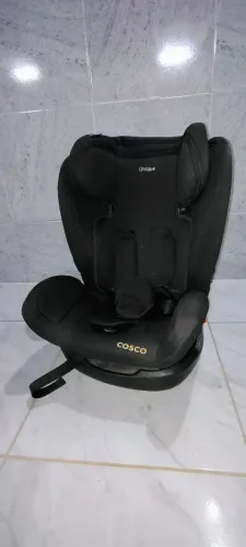 Cadeirinha Cosco Unique, na cor preta, para crianças de 0 a 36 kg.
