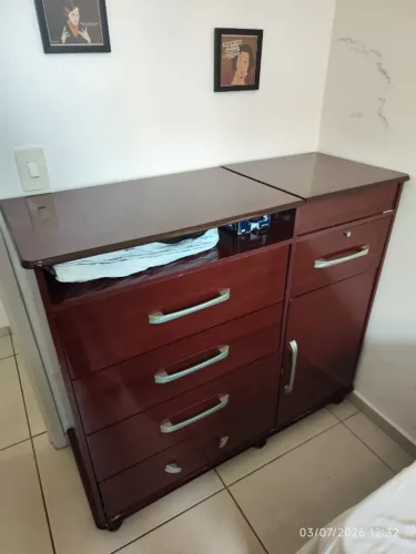Cômoda de Madeira Maciça com 4 Gavetas e Porta