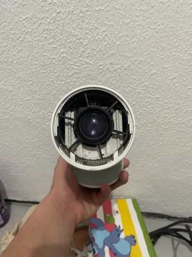 Projetor LED Portátil Branco - Compacto e Moderno