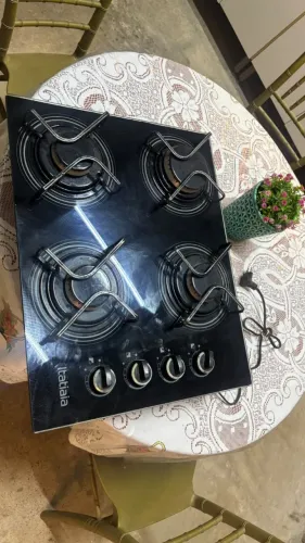  cooktop com pedra de mármore que segura ele 