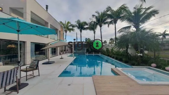 "Mansão de Alto Padrão no Condomínio Acapulco | 7 Suítes, Lazer Total e Mobiliada"