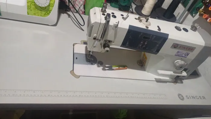 Máquina reta industrial direct drive Singer