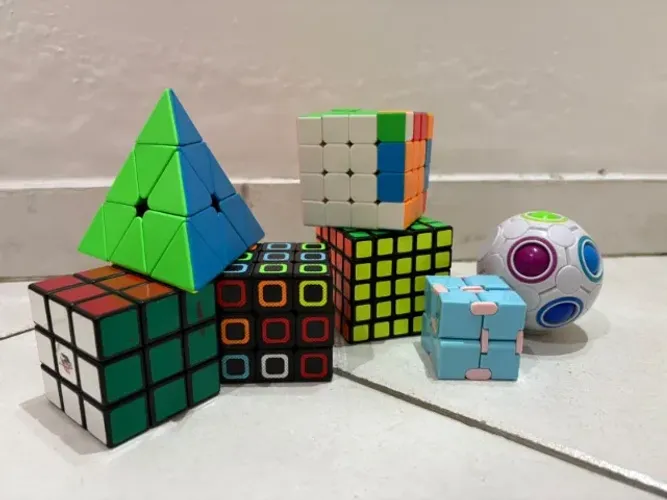 Kit de 7 cubos mágicos variados