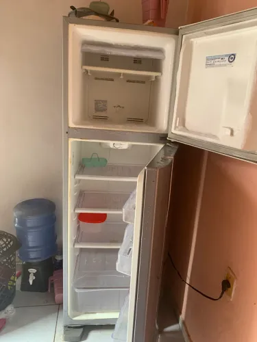 Vendo essa geladeira por motivos mudança