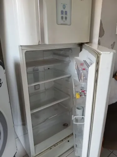 Vende-se geladeira duas portas( ler a descrição)