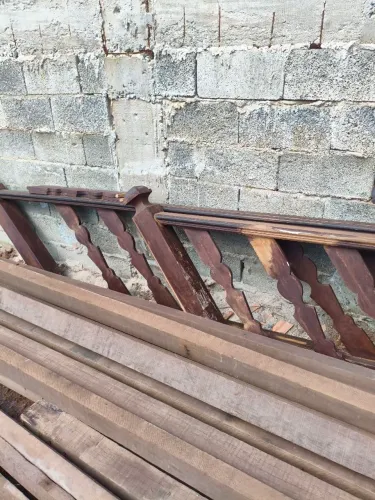 Corrimão de madeira pra escada
