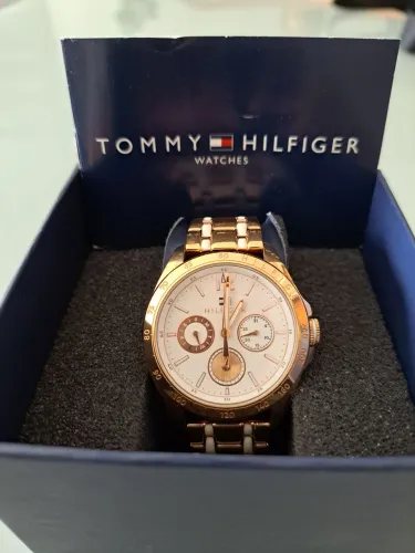 RELÓGIO  TOMMY HILFIGER - FEMININO - PULSEIRA AÇO  DOURADO