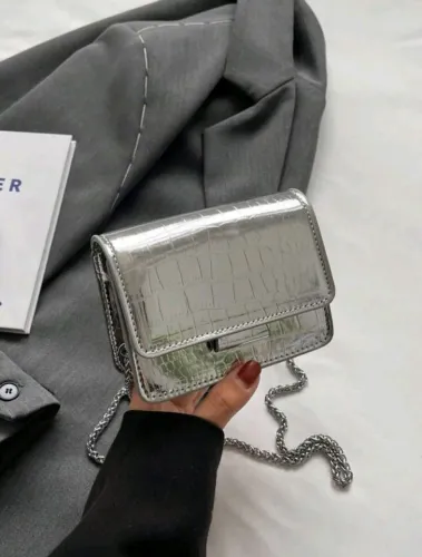 Bolsa prata transversal.