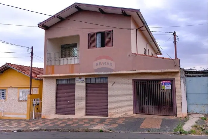Sobrado Residencial com Salão Comercial e Edícula. Em Araras.