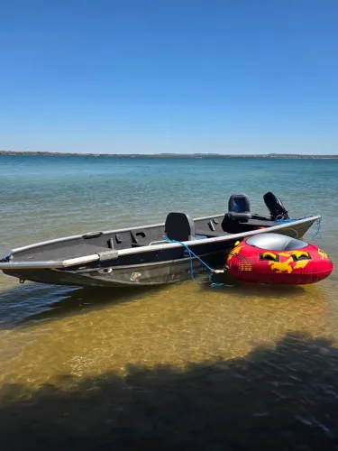 Barco Urunautica 5,5m borda alta e flutuante 