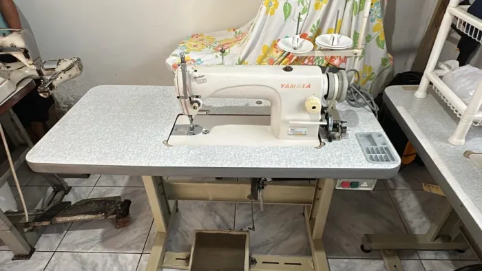 MÁQUINA RETA YAMATA EM BOM ESTADO