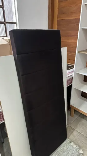 Cabeceira preta suede listrada