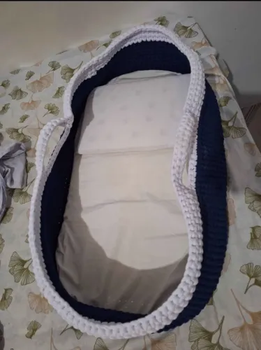 Ninho Moisés, é todo no crocê fio de malha, azul com branco.
