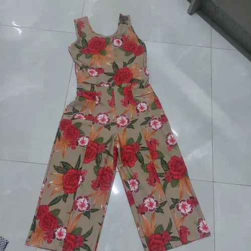 vendo macacão usado 1 vez tamanho medio so 35 reais  novo 