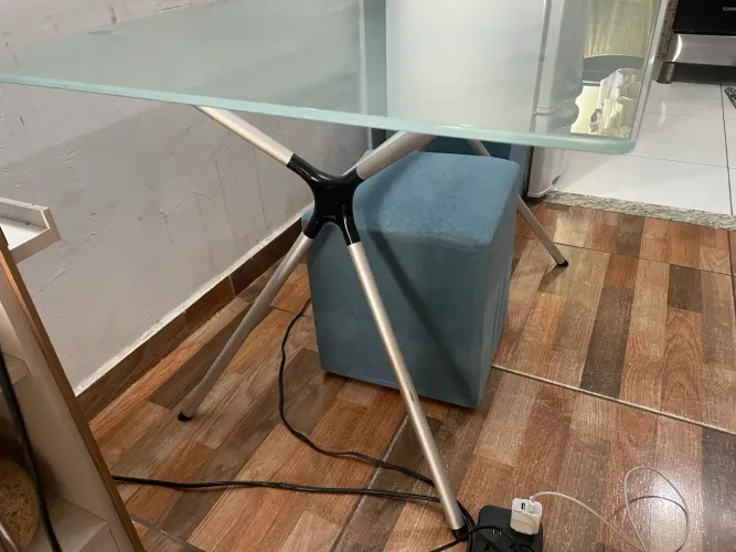Mesa de vidro com base em alumínio, para 4 cadeiras