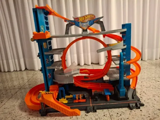 Pista Hot Wheels Ultimate Garage Tubarão e 71 carrinhos