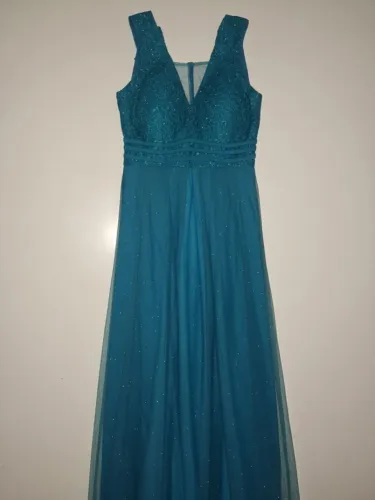 Vende-se esse vestido longo, detalhe: todo no brilho possui zíper atrás e veste super bem