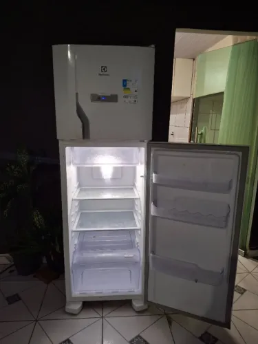 Vendo geladeira Electrolux Frost Free, modelo DFN41, com capacidade de 371 litros