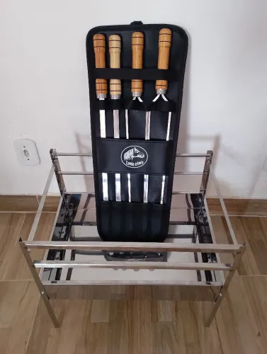 CHURRASQUEIRA DESMONTÁVEL MÉDIA BAIXA DE INOX MAIS KIT COM 4 ESPETOS DE ALUMÍNIO