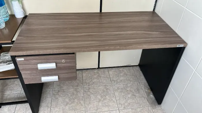 Mesa Corporativa reta carvalho smoked/preto, com 2 gavetas - 1,20m x 0,60m x 0,75m 