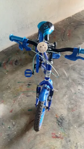 Vendo uma bicicleta valor 200