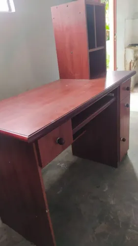 Escrivaninha em mogno com várias divisões