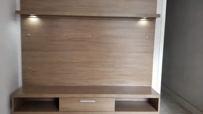 Painel com rack e iluminação