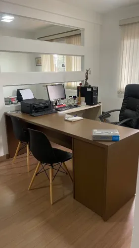 VENDE-SE MOBILIÁRIO COMPLETO DE ESCRITÓRIO - MARCENARIA SOB MEDIDA