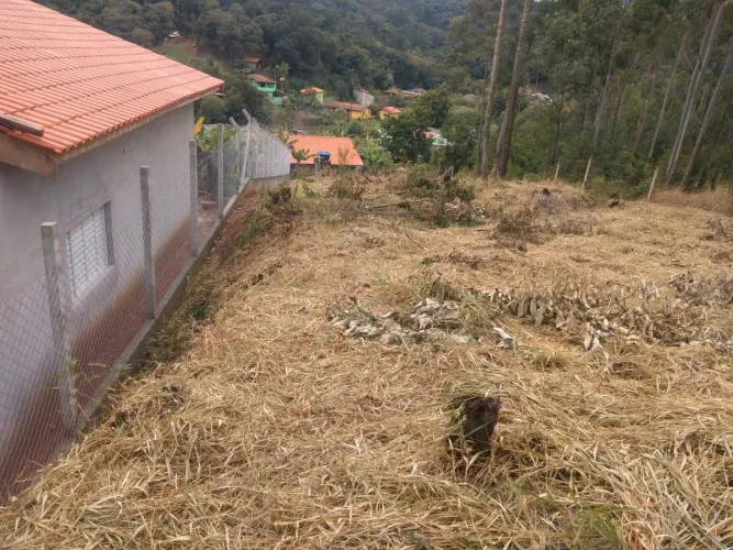 Excelente terreno com 700 m², levemente plano, limpo e pronto para construir.
