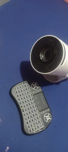 Projetor profissional pronto pra uso com bluetooth com controle preço negociável.