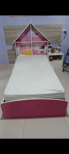 Cama infantil casinha seminova com colchão