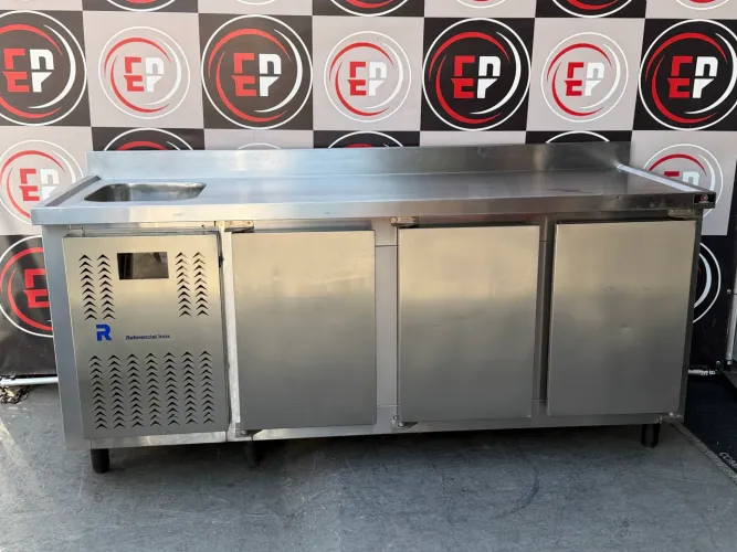 VENDO UM BALCÃO REFRIGERADO 3 PORTAS COM PIA NOVO
