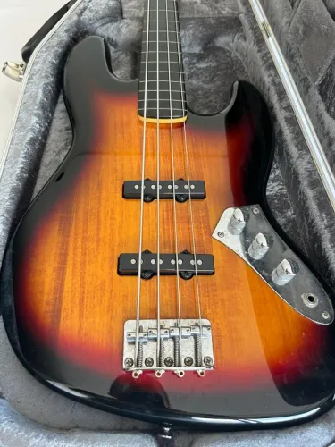 Baixo Freltess Squier Jazz Bass