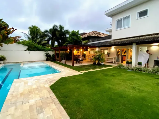 CASA À VENDA NO CONDOMÍNIO SANTA MÔNICA JARDINS, 5 SUITES, BARRA DA TIJUCA-RJ