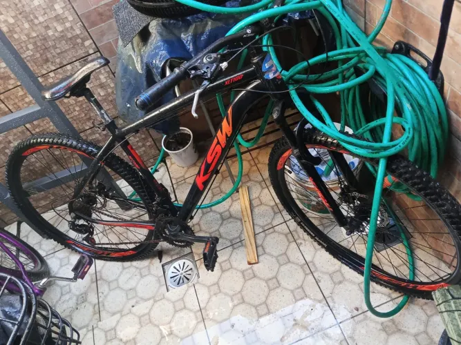 BICICLETA ARO 29 COM O CUBO DO PNEU DE TRÁS QUEBRADO