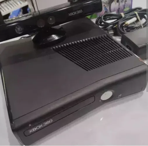 Xbox 360 completo com 2 controles e HD