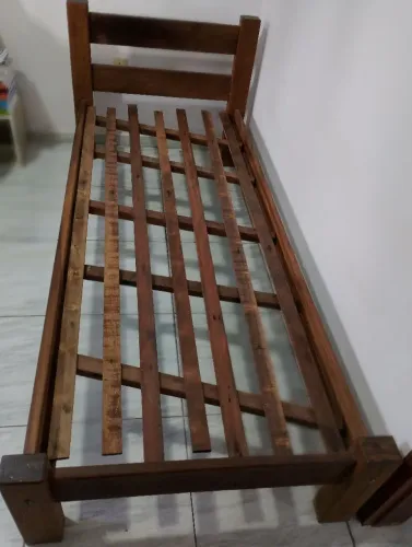 Cama de madeira maciça solteiro