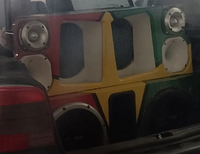 Vende se ou troca um som de carro numa moto