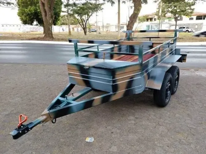 Carreta 2.50 x 1.20 Trucado com Baú Fechado