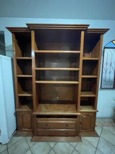 Estante de madeira