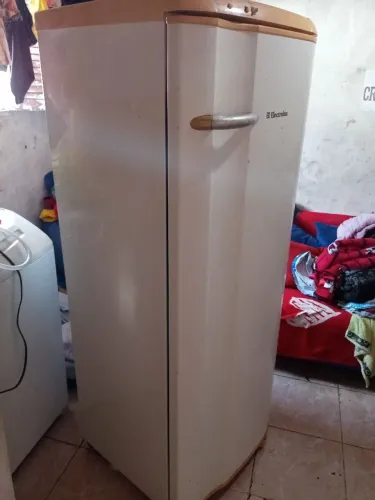 Vende-se uma geladeira toda em ordem 