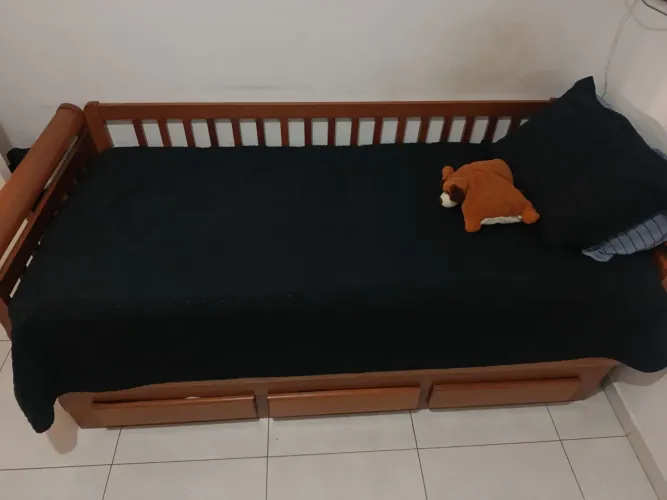 Bi cama com 3 gavetas e acompanha o colchão de cima