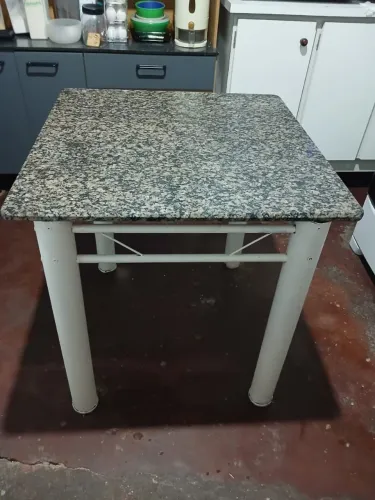 Mesa pequena de mármore