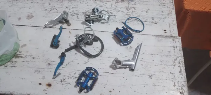 Vendo essa bicicleta sem as rodas já acompanha alguns acessórios!