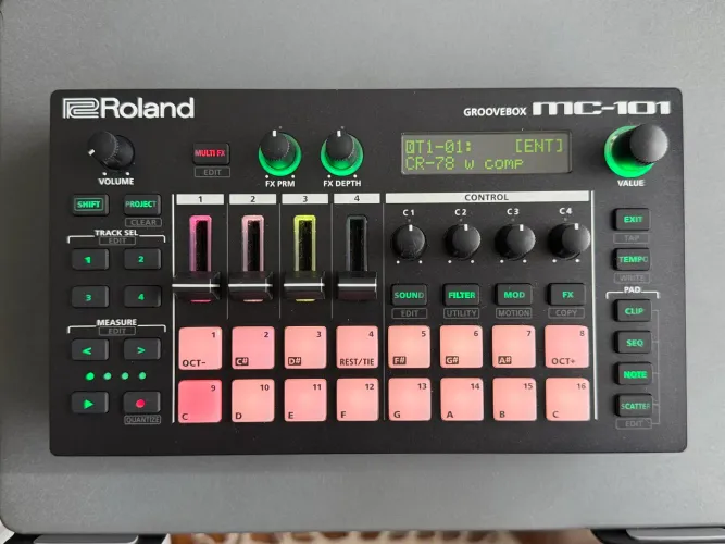 Roland MC-101 Groove Box Synthesizer 