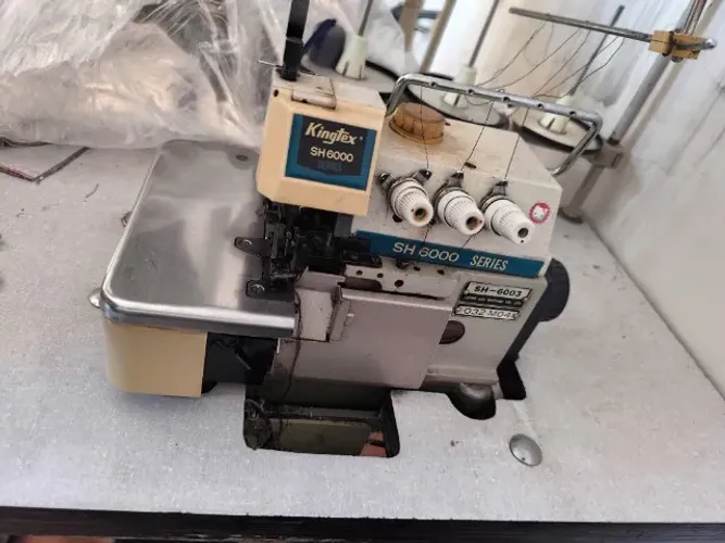 Máquina Overlock Industrial Kingtex SH 6000 Completa com Mesa