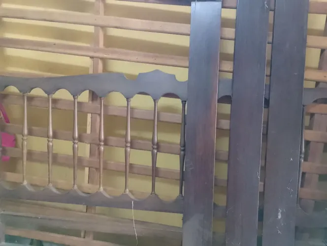 Vendo cama de casal em madeira