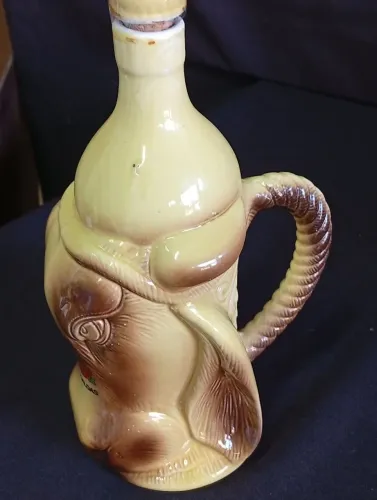 Antiga garrafa formado de boi porcelana