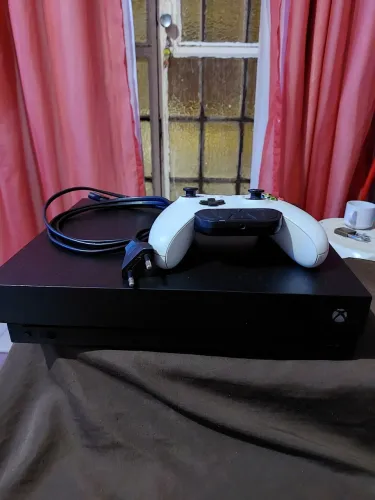 Vendo xbox one x HD 1TB  um controle 