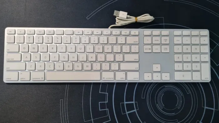 Teclado apple magic keyboard A1243 com fio USB (USADO)